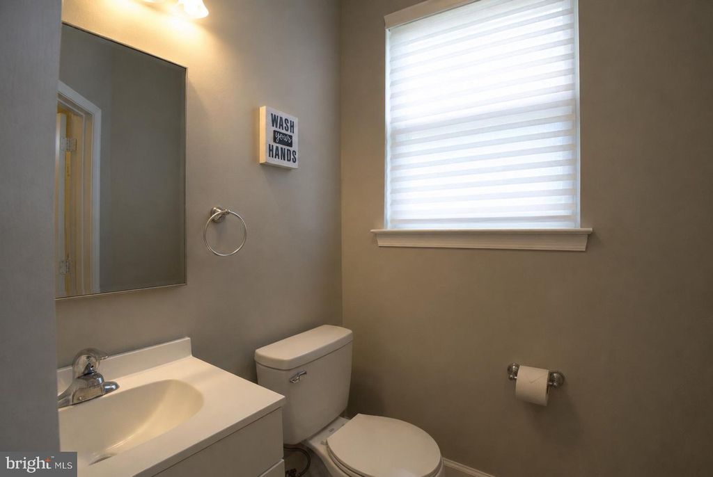 Image 5 of property listing at 9910 ROBSTOWN PL, Waldorf, MD 20603