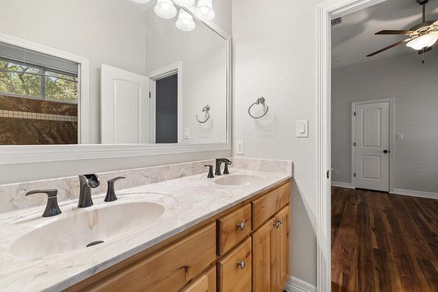 321 Sarahs LN, Liberty Hill, TX 78642