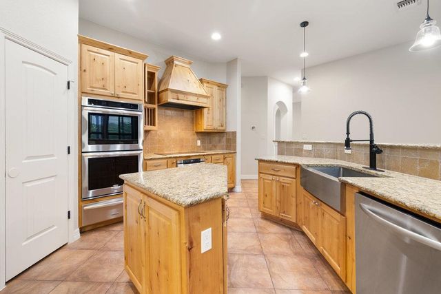 321 Sarahs LN, Liberty Hill, TX 78642
