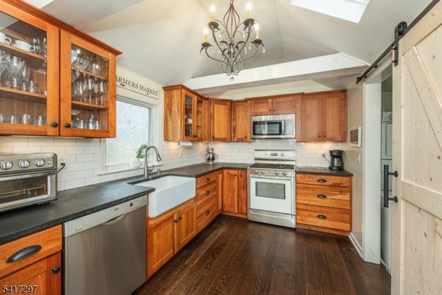 9 N Hillside Ave, Chatham Boro, NJ 07928