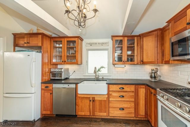 9 N Hillside Ave, Chatham Boro, NJ 07928