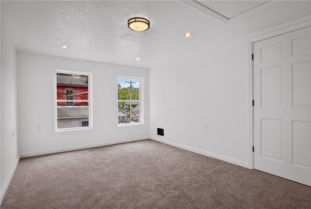635 Valley St, Oakmont, PA 15139