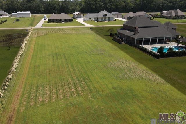 5700 Hunters Pointe Ln, Brusly, LA 70719