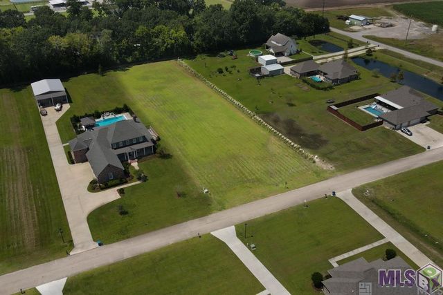 5700 Hunters Pointe Ln, Brusly, LA 70719