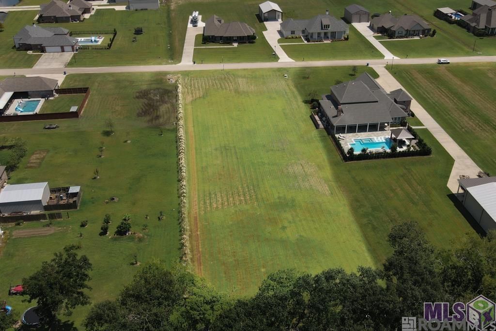 5700 Hunters Pointe Ln, Brusly, LA 70719