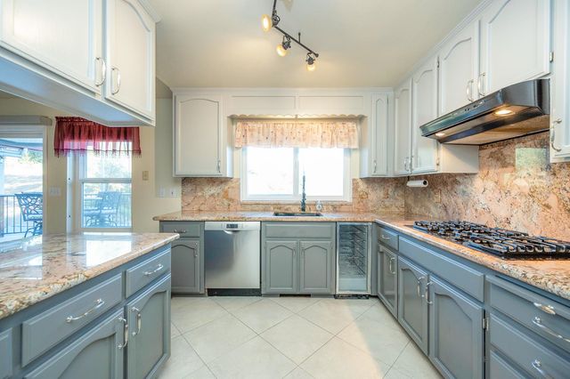 242 Montgomery Dr, Mokelumne Hill, CA 95245