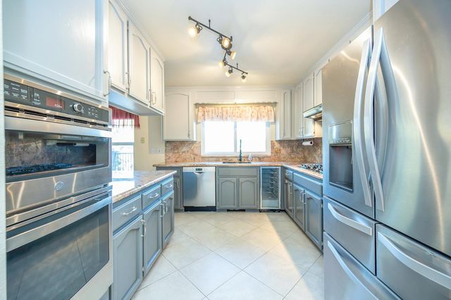 242 Montgomery Dr, Mokelumne Hill, CA 95245