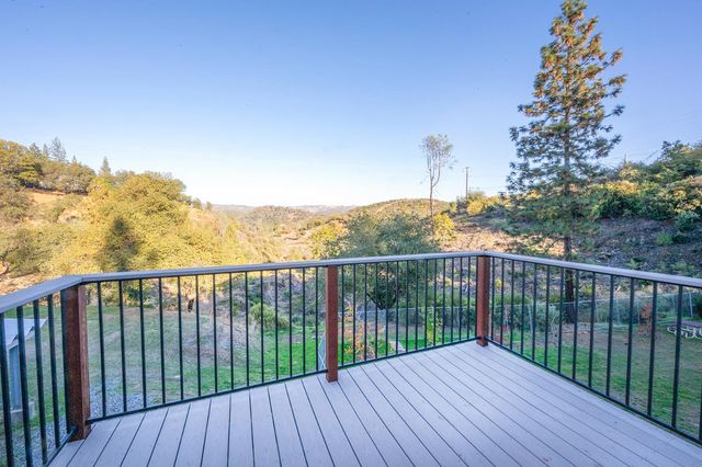 242 Montgomery Dr, Mokelumne Hill, CA 95245