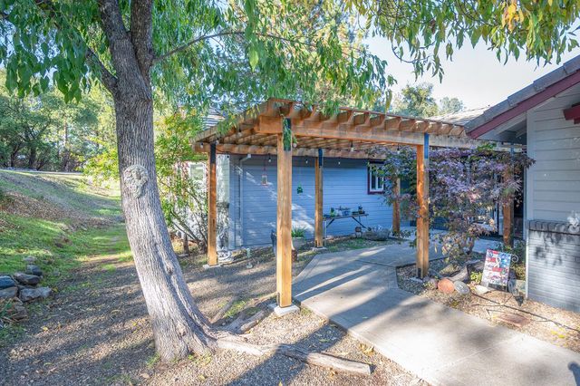 242 Montgomery Dr, Mokelumne Hill, CA 95245