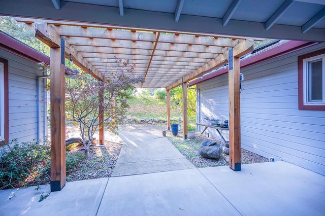 242 Montgomery Dr, Mokelumne Hill, CA 95245