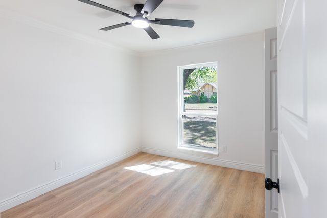 442 Lake Park Drive, Grand Prairie, TX 75052