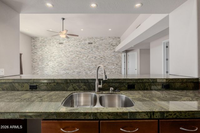 1916 E PRIMROSE Path, Phoenix, AZ 85086