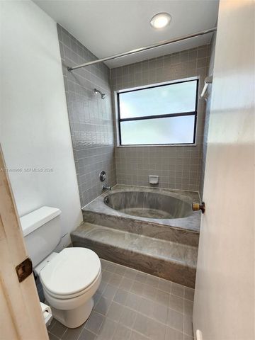 200 SW 95th Ter 200, Pembroke Pines, FL 33025