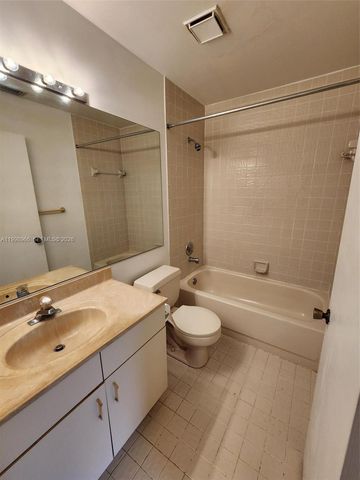 200 SW 95th Ter 200, Pembroke Pines, FL 33025