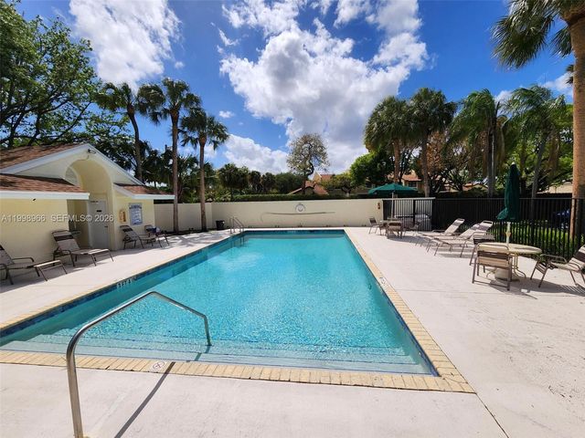 200 SW 95th Ter 200, Pembroke Pines, FL 33025