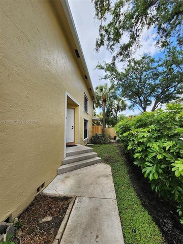 200 SW 95th Ter 200, Pembroke Pines, FL 33025