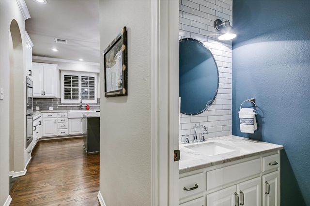 504 Saddlehorn DR, Dripping Springs, TX 78620