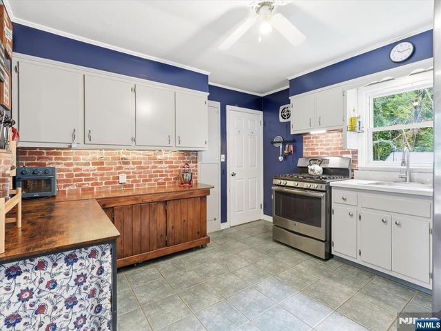 35 Edgecumb Road, West Milford, NJ 07480