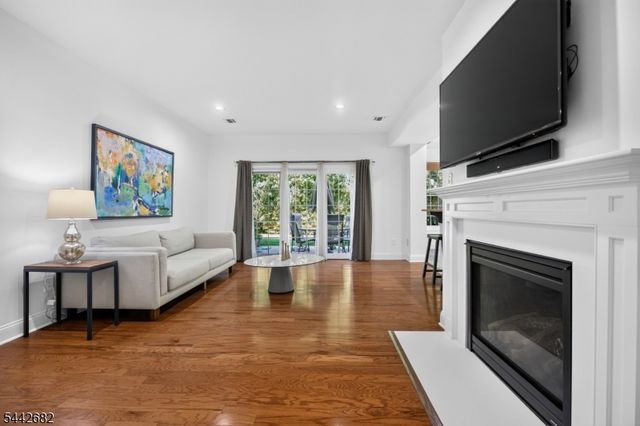 10 Camlet Ct, Roseland Boro, NJ 07068