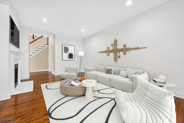 10 Camlet Ct, Roseland Boro, NJ 07068