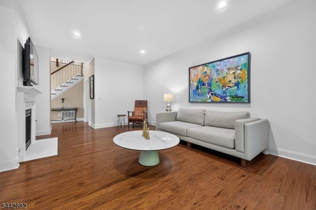 10 Camlet Ct, Roseland Boro, NJ 07068