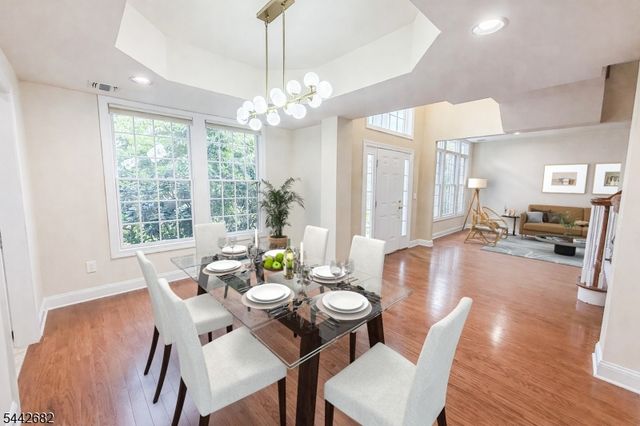 10 Camlet Ct, Roseland Boro, NJ 07068