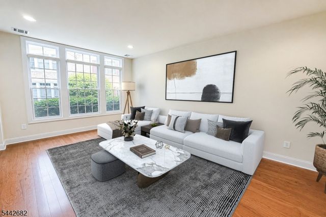 10 Camlet Ct, Roseland Boro, NJ 07068