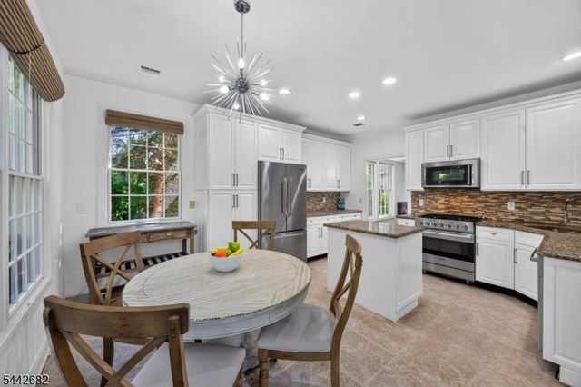 10 Camlet Ct, Roseland Boro, NJ 07068