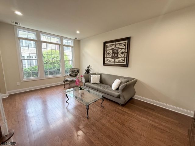 10 Camlet Ct, Roseland Boro, NJ 07068