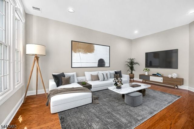 10 Camlet Ct, Roseland Boro, NJ 07068