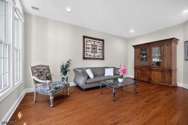 10 Camlet Ct, Roseland Boro, NJ 07068