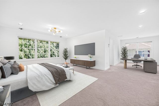 10 Camlet Ct, Roseland Boro, NJ 07068