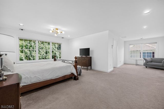 10 Camlet Ct, Roseland Boro, NJ 07068