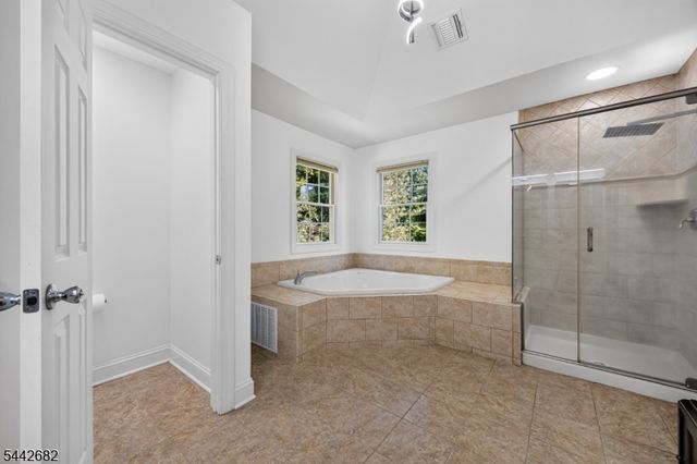 10 Camlet Ct, Roseland Boro, NJ 07068