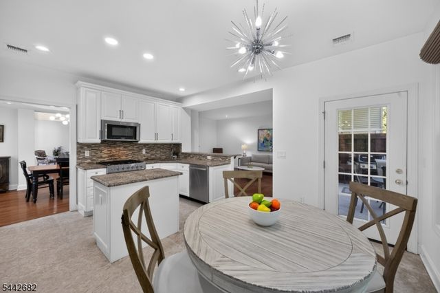 10 Camlet Ct, Roseland Boro, NJ 07068