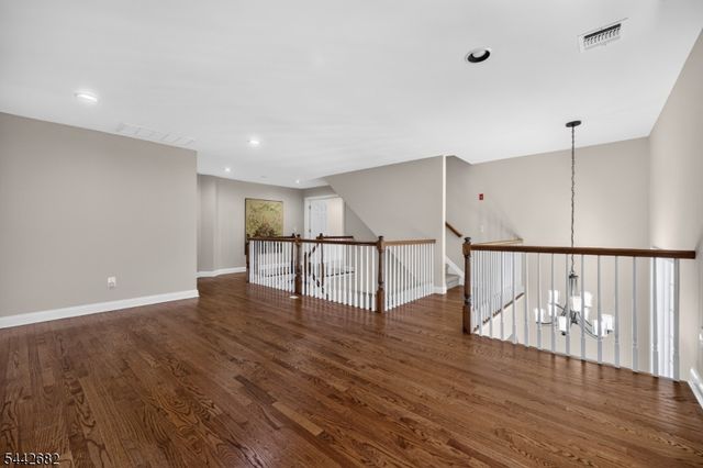 10 Camlet Ct, Roseland Boro, NJ 07068