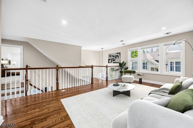 10 Camlet Ct, Roseland Boro, NJ 07068