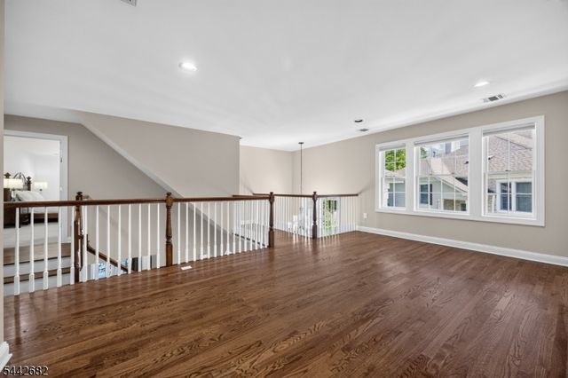 10 Camlet Ct, Roseland Boro, NJ 07068