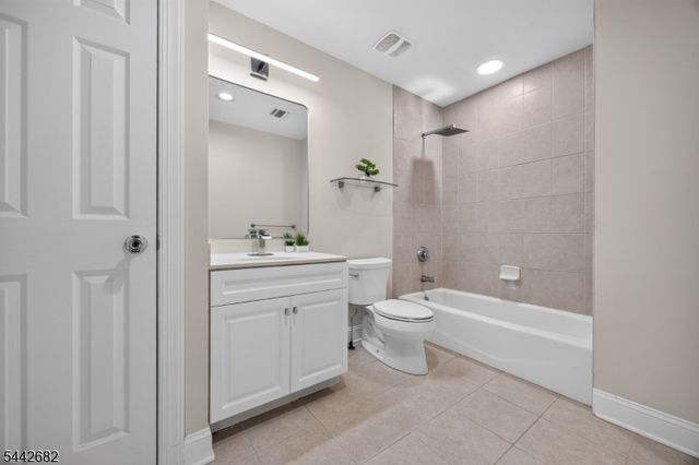 10 Camlet Ct, Roseland Boro, NJ 07068