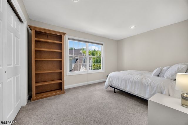 10 Camlet Ct, Roseland Boro, NJ 07068