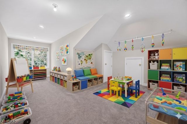 10 Camlet Ct, Roseland Boro, NJ 07068