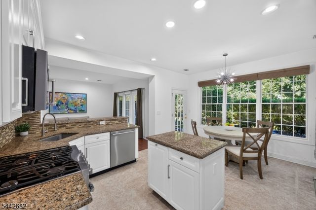 10 Camlet Ct, Roseland Boro, NJ 07068