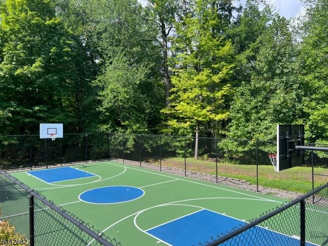10 Camlet Ct, Roseland Boro, NJ 07068