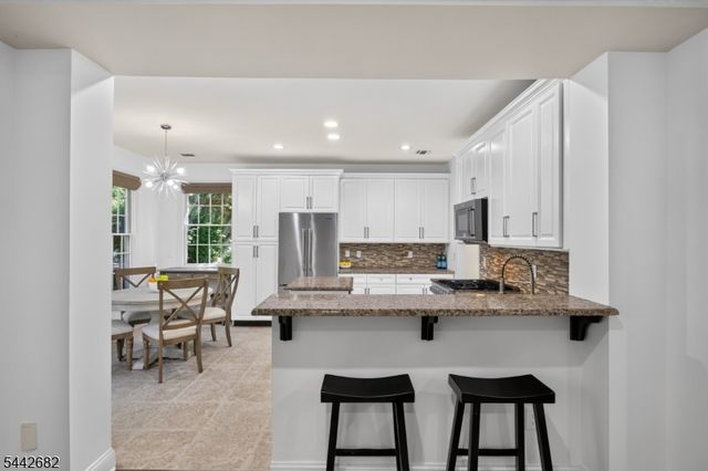 10 Camlet Ct, Roseland Boro, NJ 07068