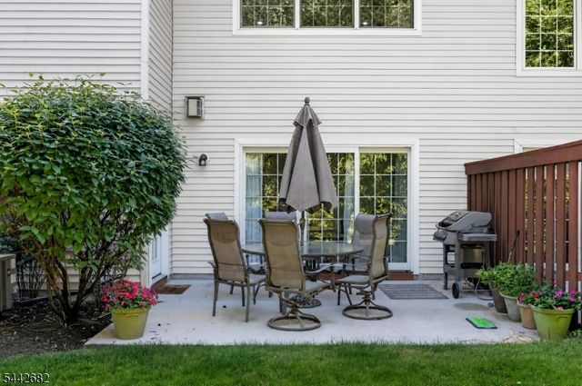 10 Camlet Ct, Roseland Boro, NJ 07068