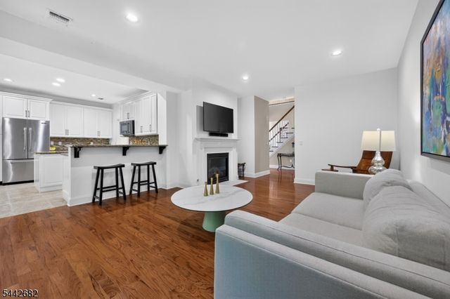 10 Camlet Ct, Roseland Boro, NJ 07068