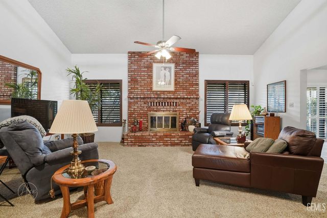 2200 El Portal Dr 34, Bakersfield, CA 93309