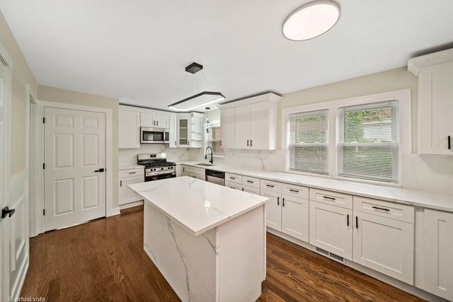 8219 S Muskegon Avenue, Chicago, IL 60617