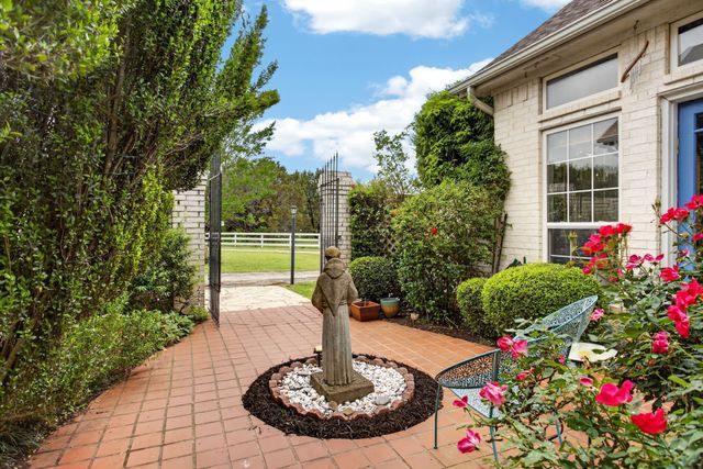 6813 Running Deer Court, Granbury, TX 76049