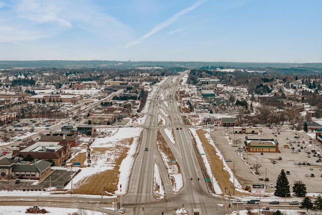 1118 Riverwalk COURT, Pewaukee, WI 53072